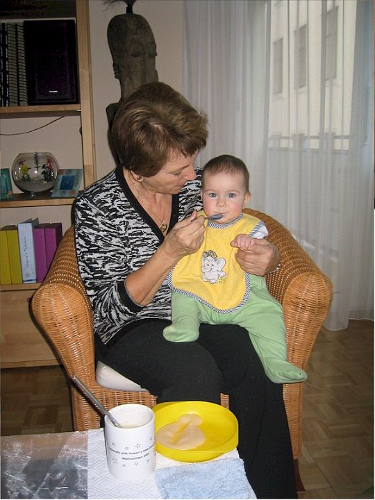 IMG42.jpg - Johanna und Oma Fial bei der Mahlzeit