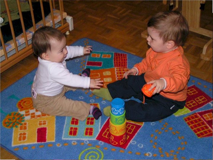 IMG45.jpg - Johanna und Simon beim Spielen