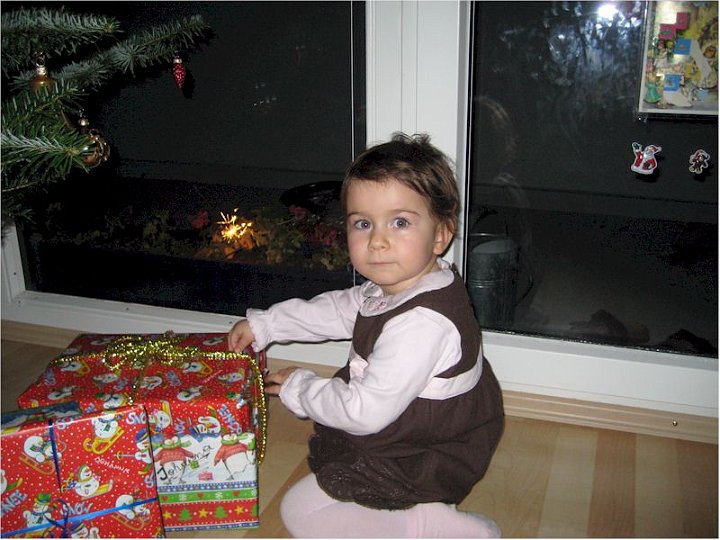 IMG65.JPG - Johanna beim Auspacken Weihnachten 2007