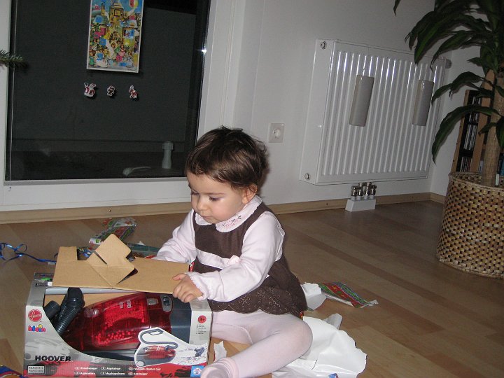 IMG66.JPG - Johanna beim Auspacken Weihnachten 2007