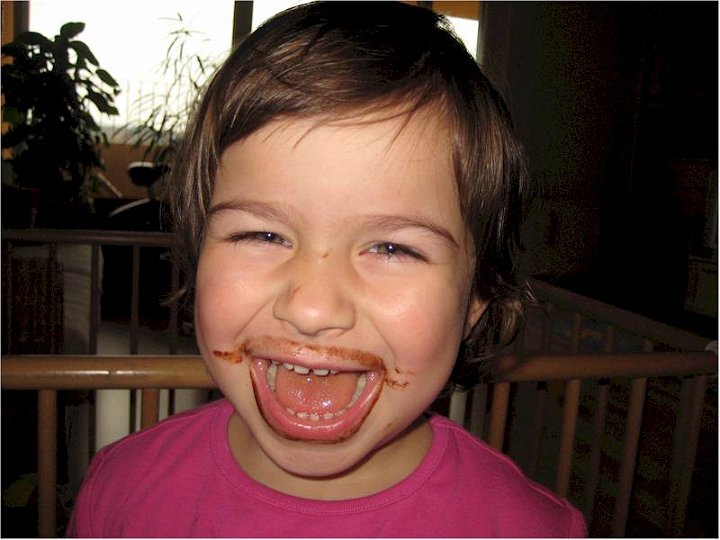 IMG_1707.jpg - Johanna beim Schokolade essen